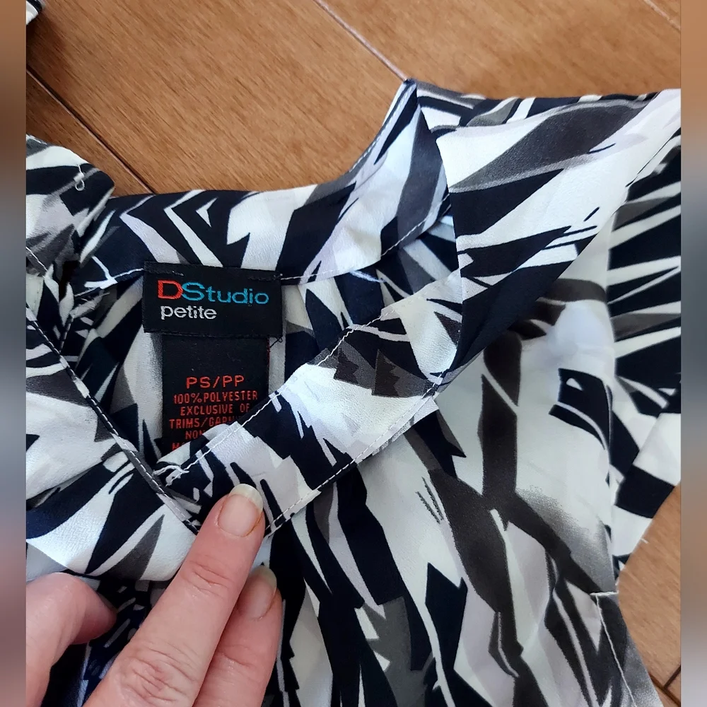 Geometric Patterned Blouse. - Picture 2 of 2